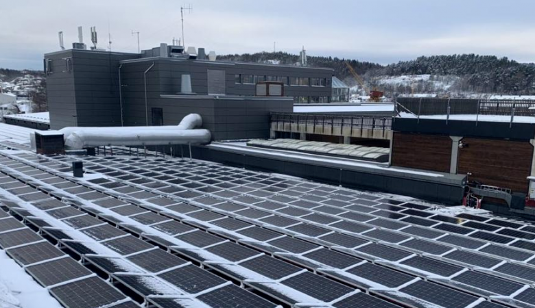 پنل خورشیدی در برف