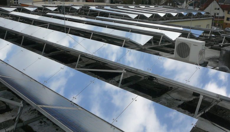 پنل خورشیدی با آینه بازتابنده